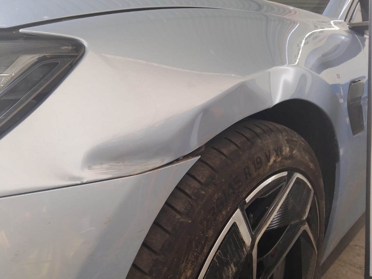 Detalhe de lataria branca com reflexo de inspeção